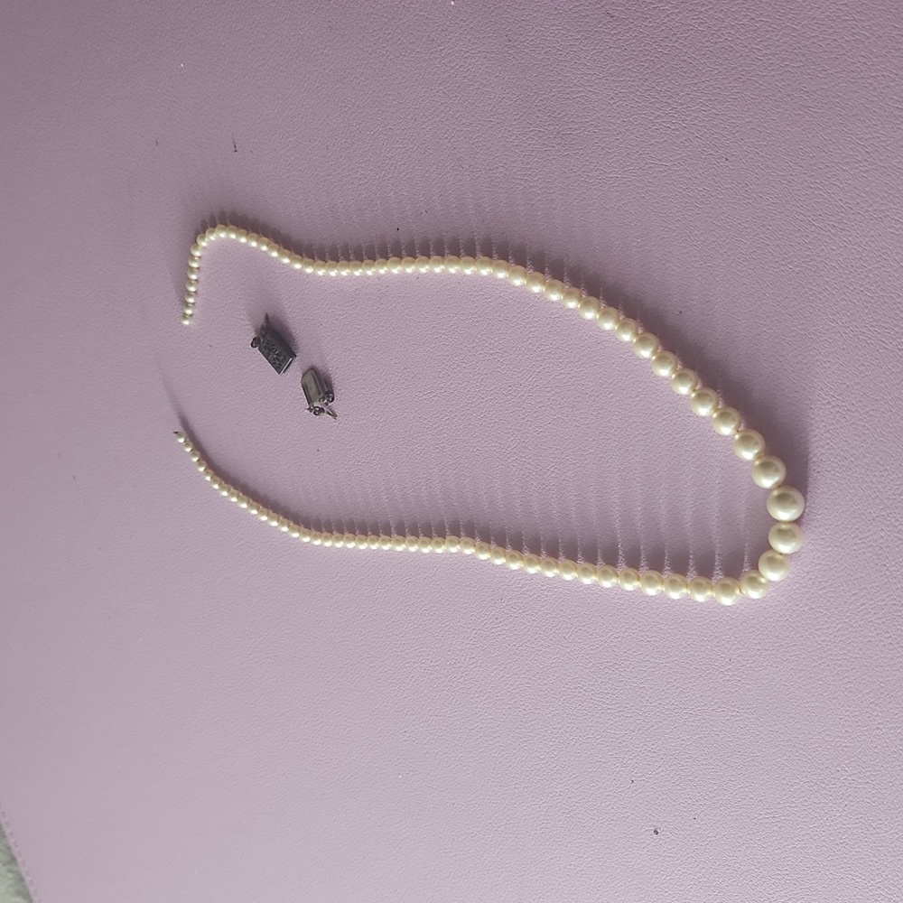 Pearl necklace, broken